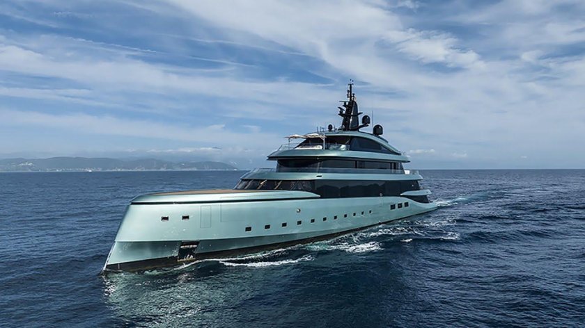 Яхта в море