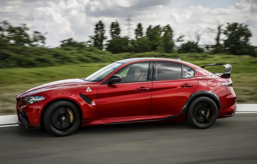 Alfa Romeo Giulia сбоку