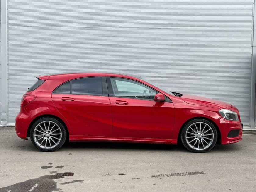 Красный мерседес