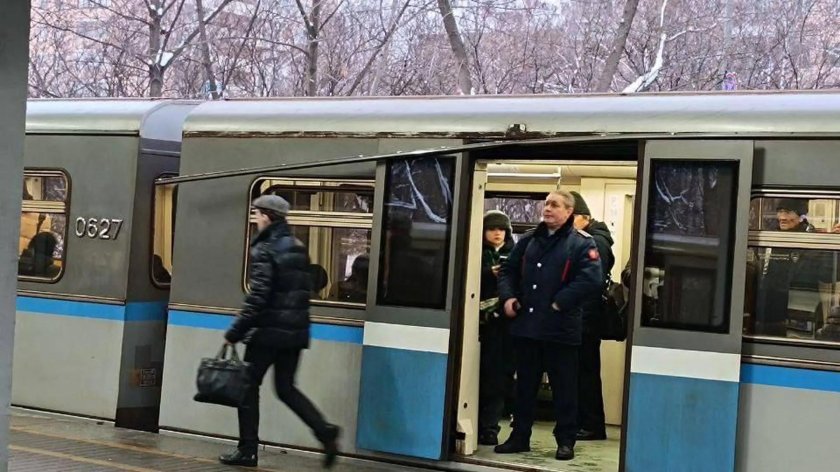 Метро москва поезд