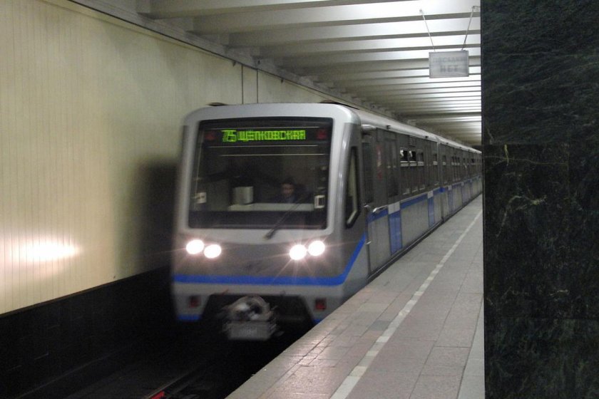 Поезд метро Русич на станции Щелковская