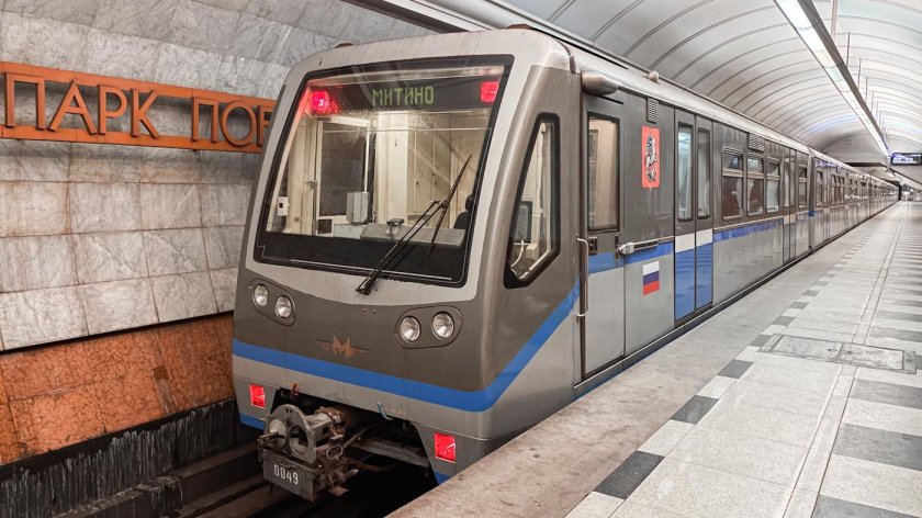 Поезд метро русич