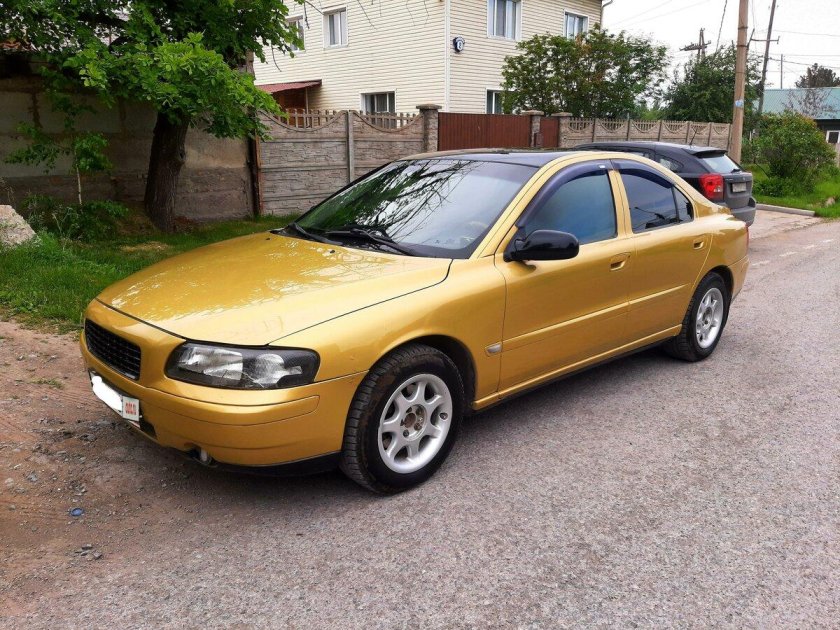Volvo s60 2001 gold