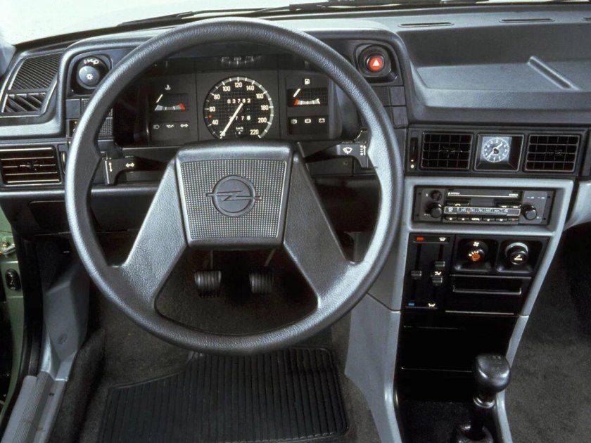 Opel Kadett d 1984 салон