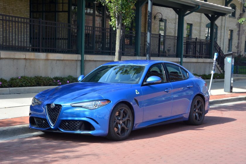 Alfa Romeo Giulia синяя