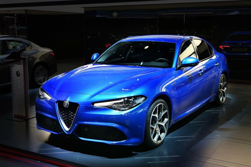 Alfa Romeo Giulia синяя