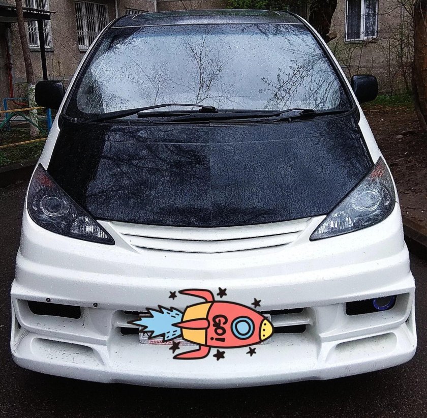 Тойота Эстима 2000 года в сером цвете с черным капотом