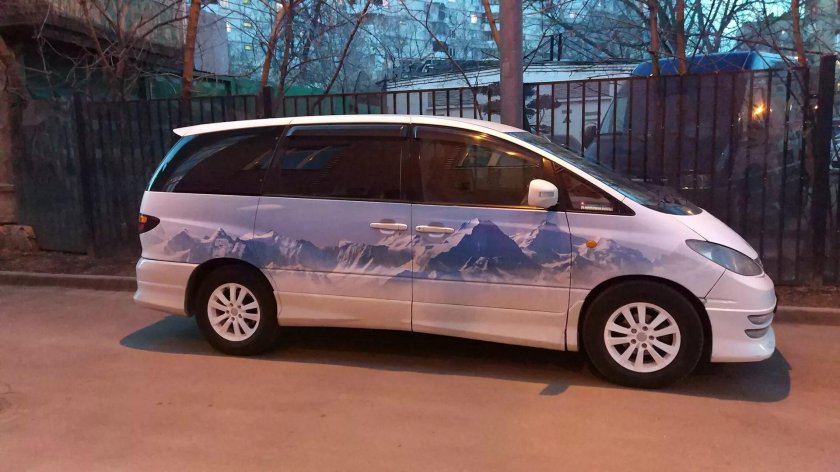 Машина Тойота Эстима Люсида