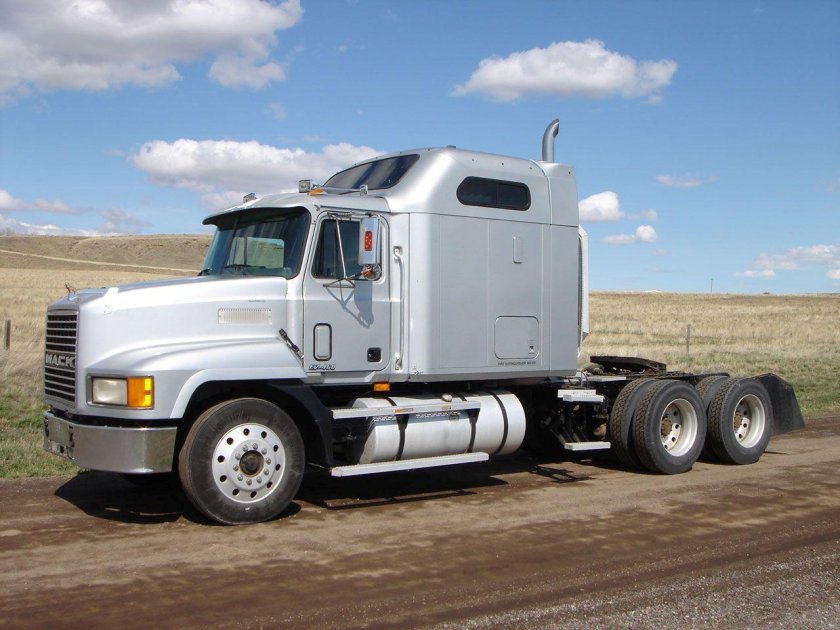 Тягач Mack 310
