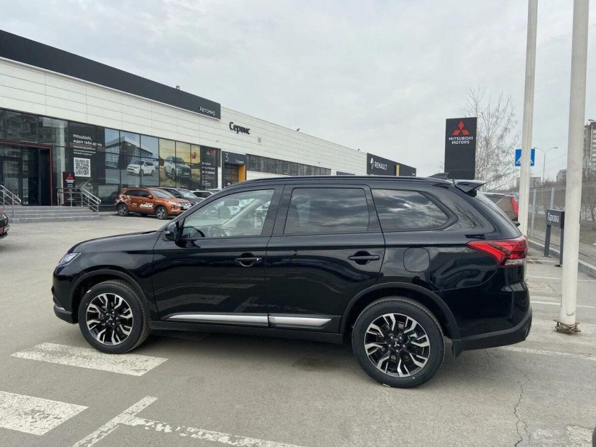 Мицубиси Аутлендер 2022 черный