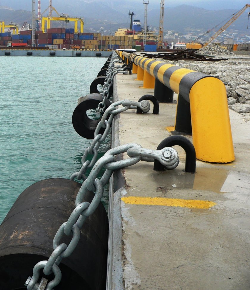 Колесоотбойный брус на причале