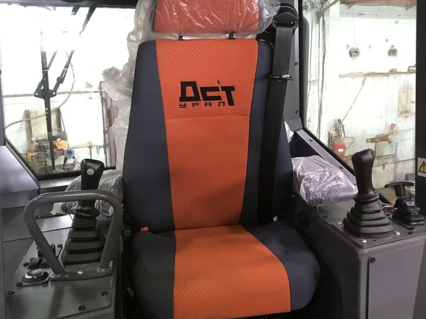 Бульдозер Урал ДСТ 10