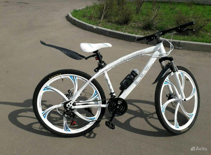 Чёрный велосипед скоростной BMW