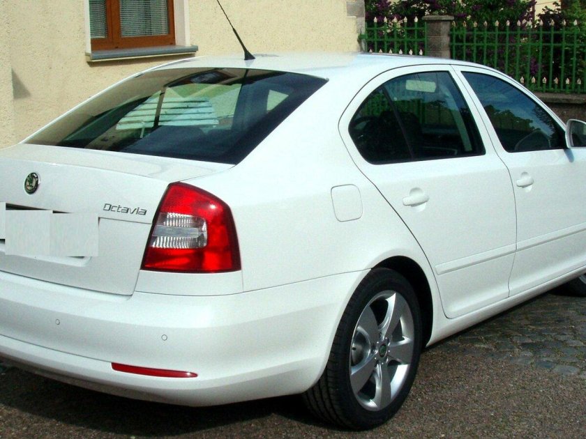 Шкода Октавия а5 белая