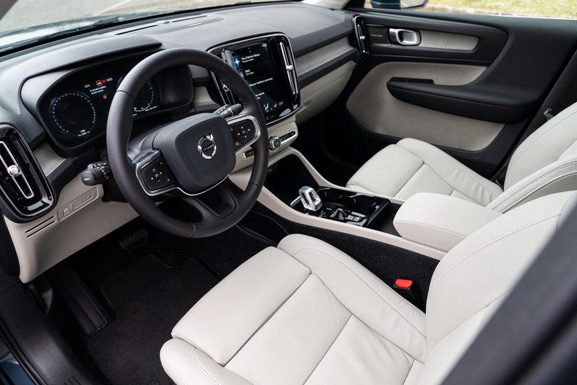 Вольво хс40 2022