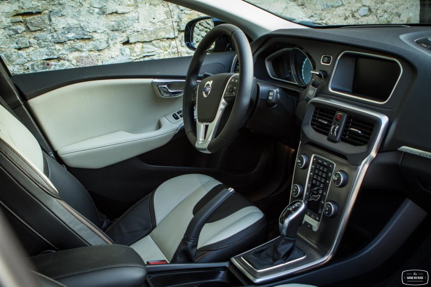 Volvo v40 салон