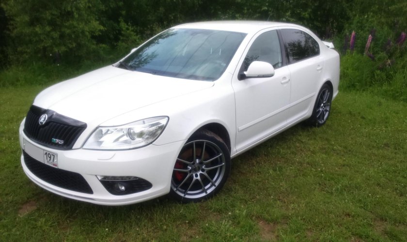 Skoda Octavia a5 RS белая
