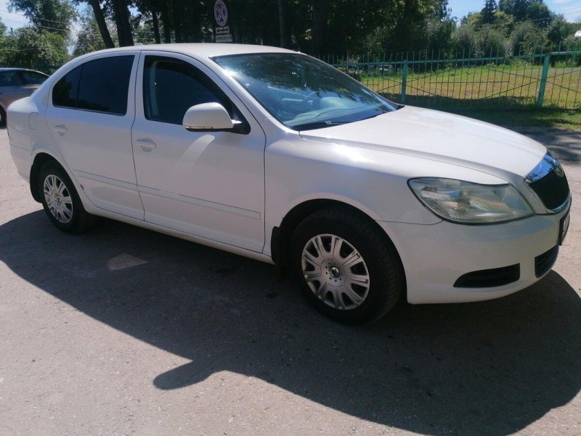 Октавия белая 2012