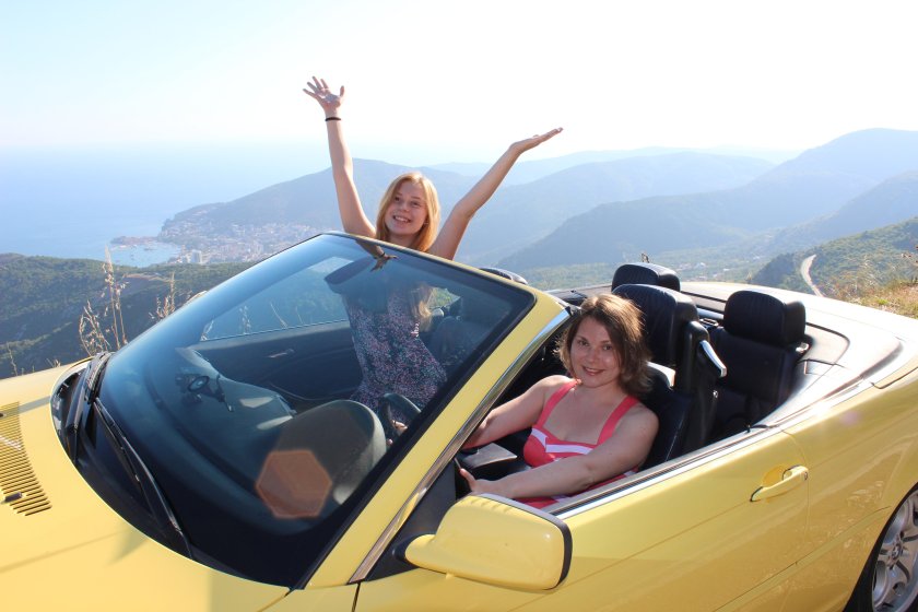 Девушка в кабриолете