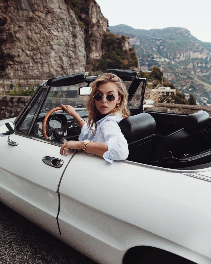 Девушка в кабриолете