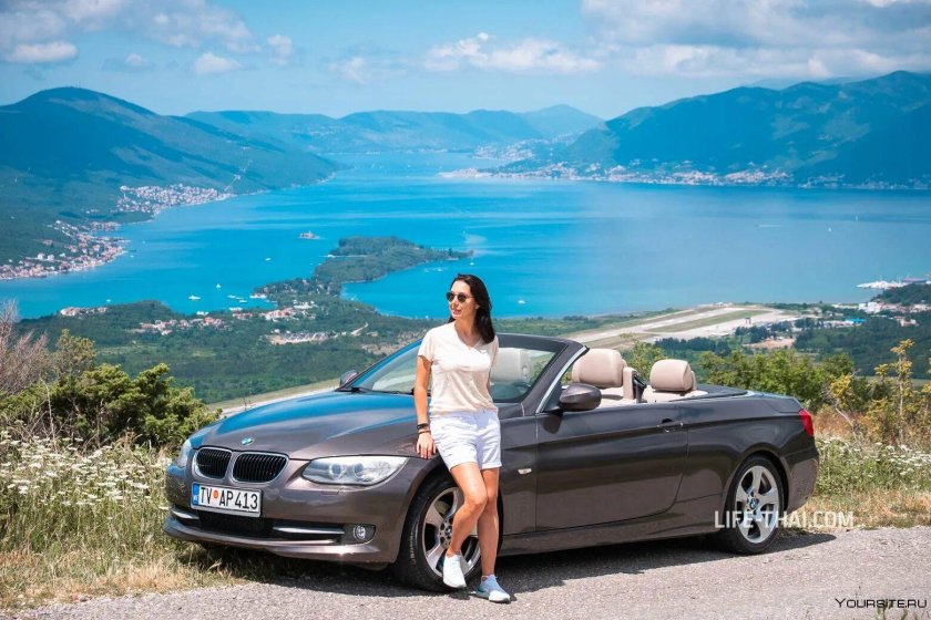 Девушка в кабриолете