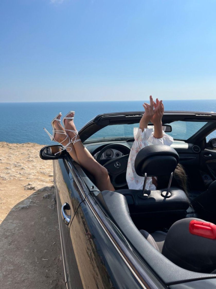 Девушка в кабриолете