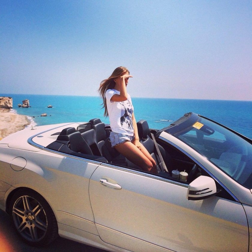 Девушка в кабриолете