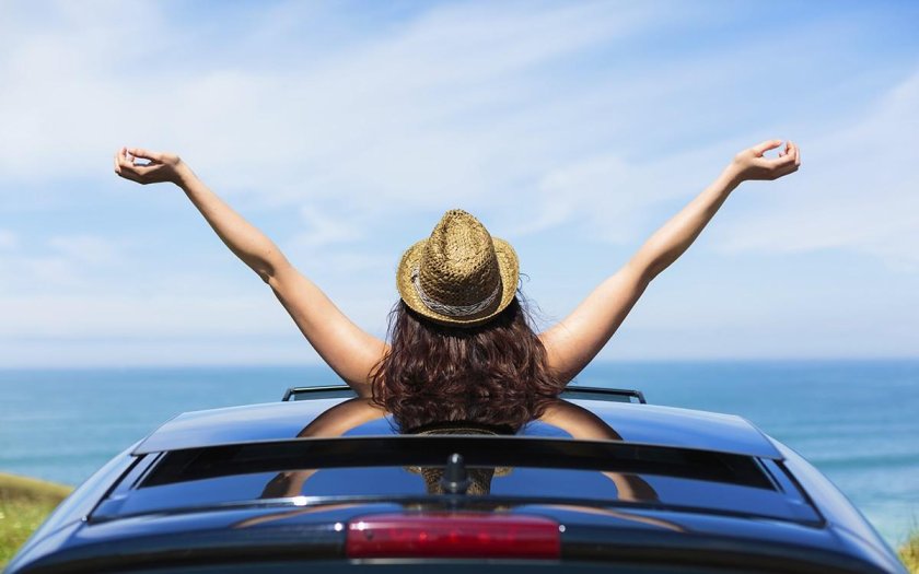 Девушка в кабриолете со спины