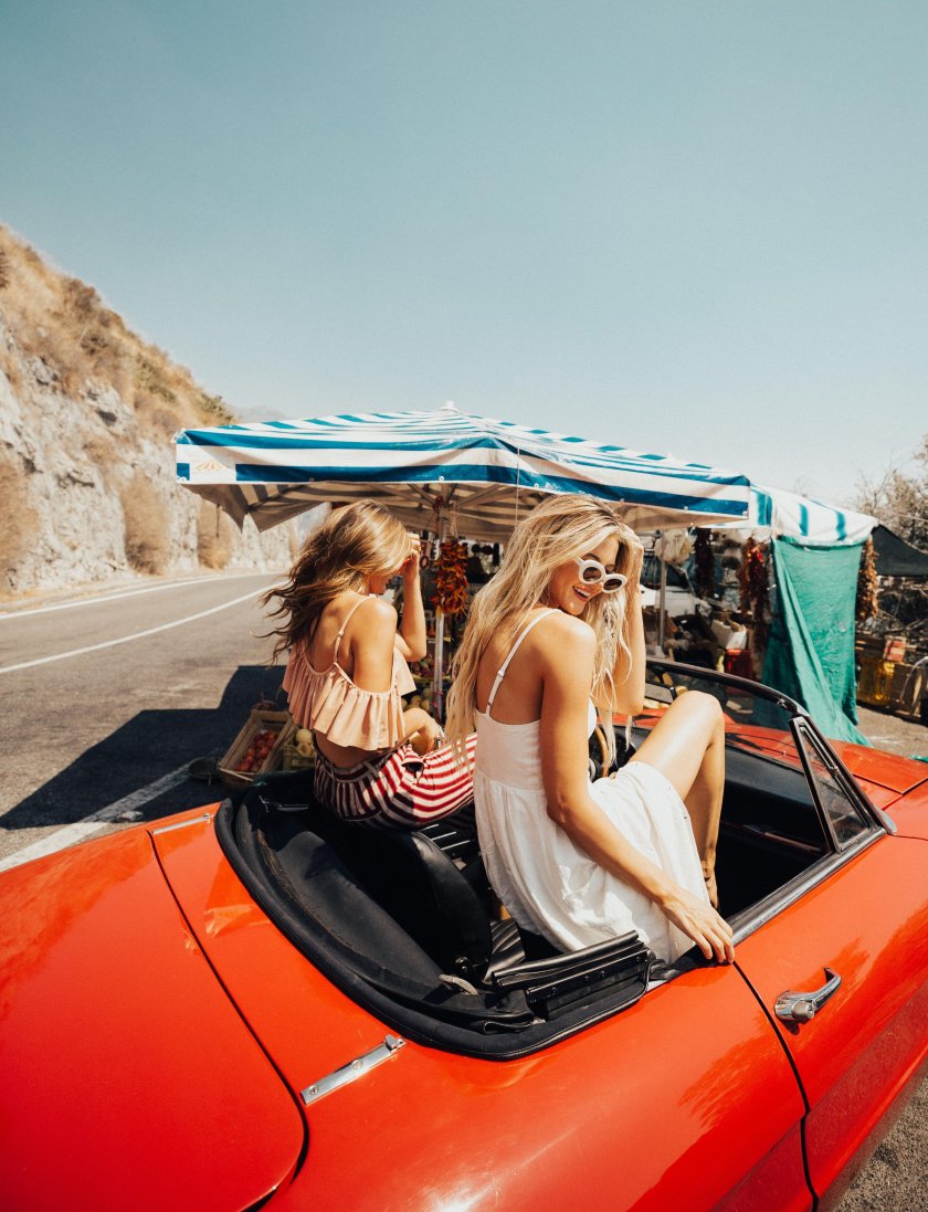 Девушка в кабриолете