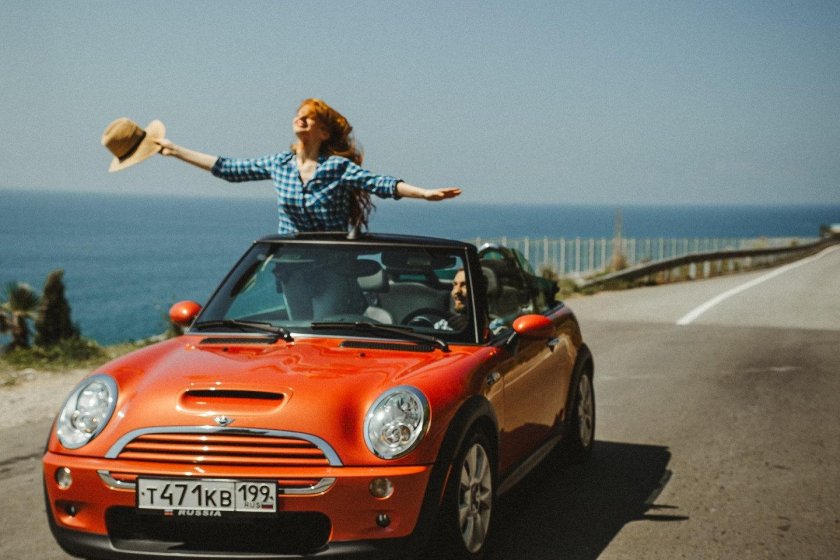 Девушка в кабриолете