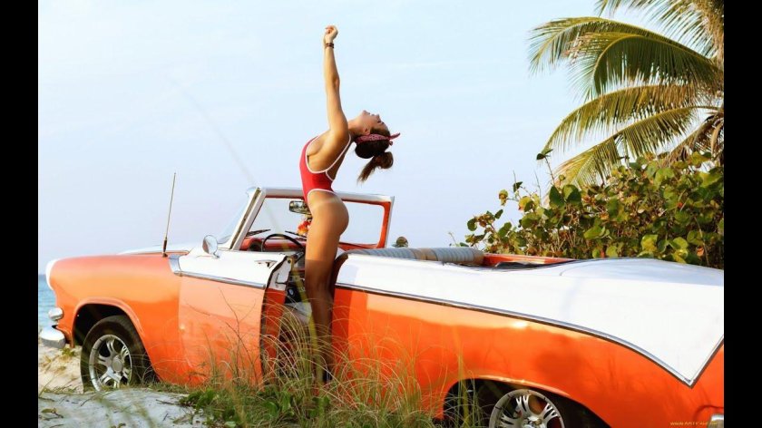 Девушка в кабриолете