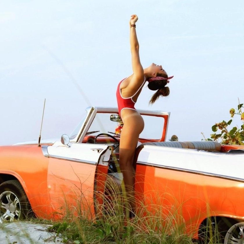 Девушка с машиной