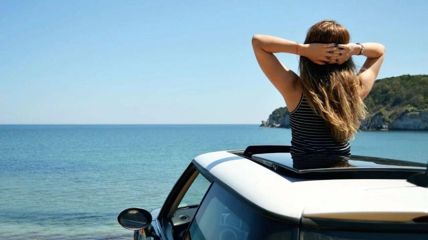 Девушка в люке авто