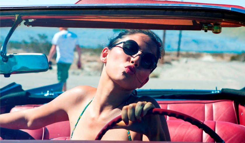 Девушка в кабриолете