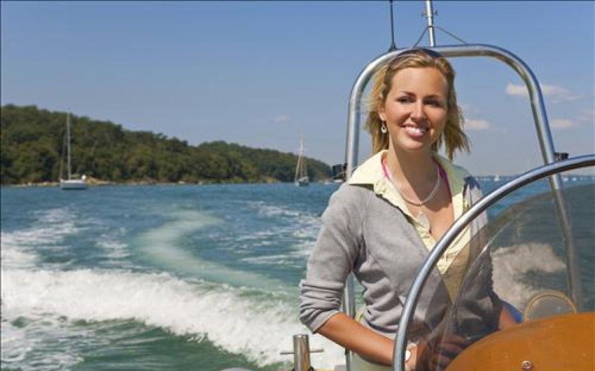 Женщина за штурвалом яхты