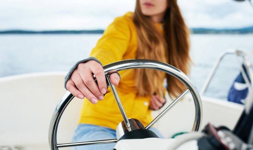 Женщина за штурвалом яхты