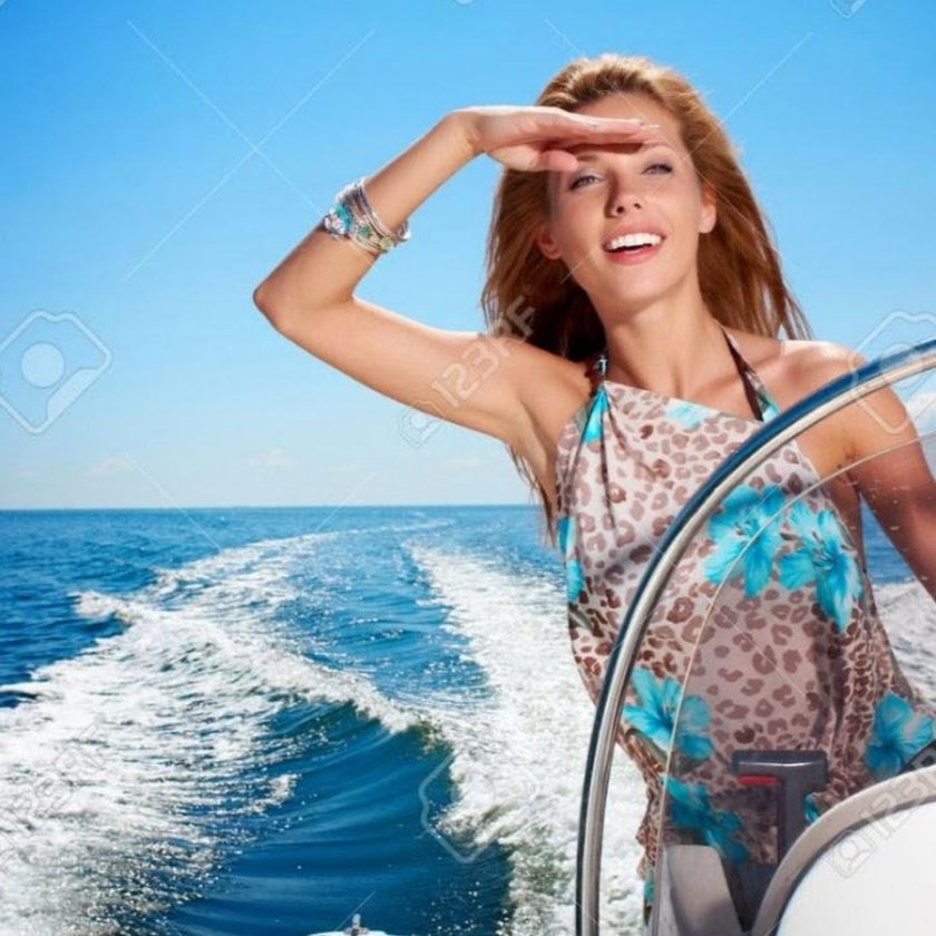 Девушка за штурвалом яхты