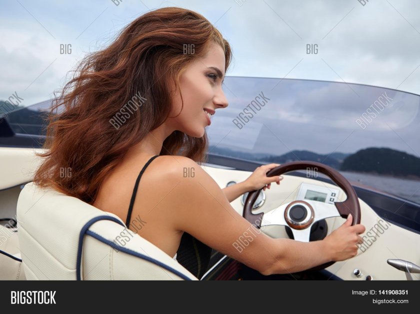 Женщина за штурвалом катера