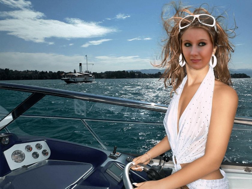 Девушка на катере