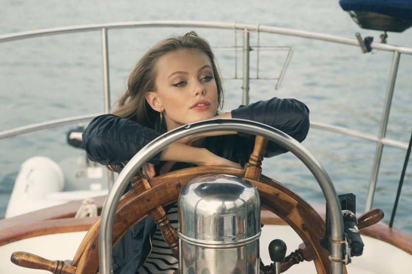 Девушка за штурвалом