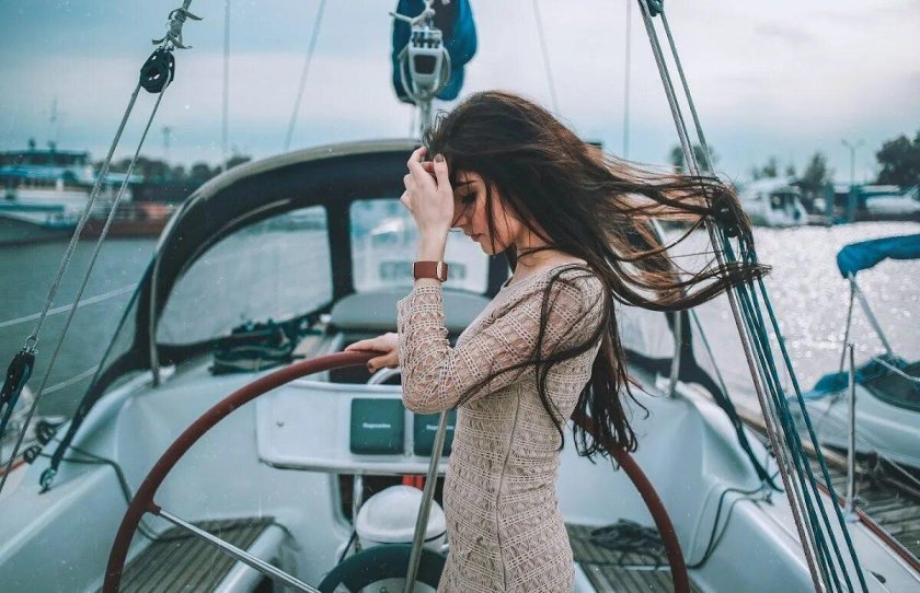 Девушка на корабле