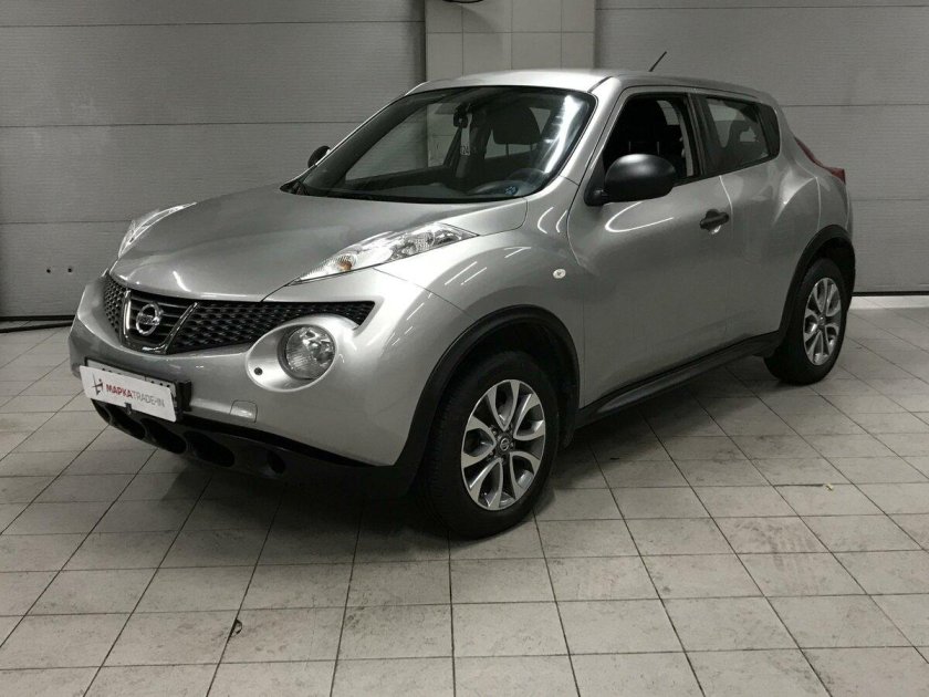 Белый Ниссан Жук на серебристых дисках