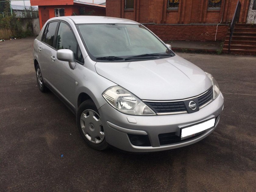 Nissan Tiida серебристый