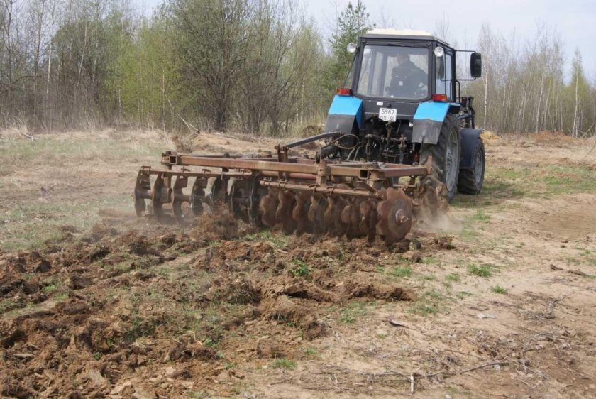 Трактор дискование