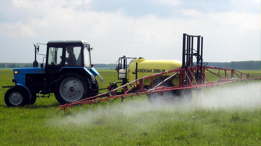 Опрыскиватель ОП 2000 В поле