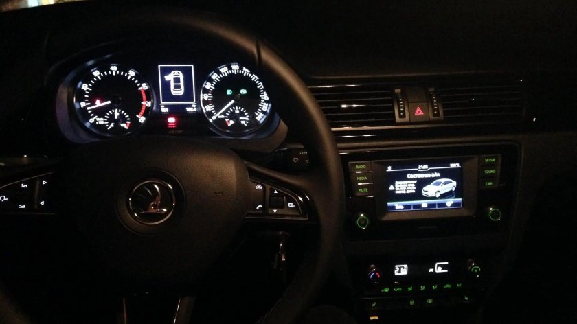 Skoda Rapid салон ночью