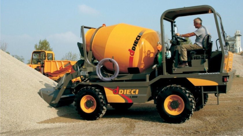 Самоходная бетономешалка с самозагрузкой