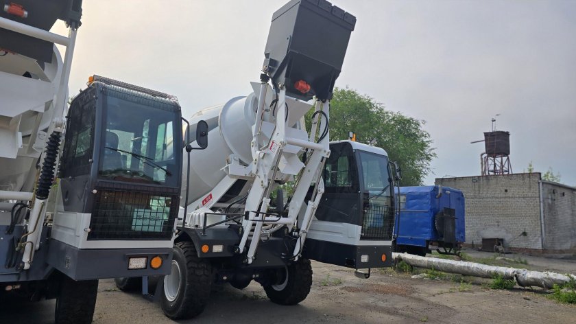 Самоходный бетоносмеситель с самозагрузкой