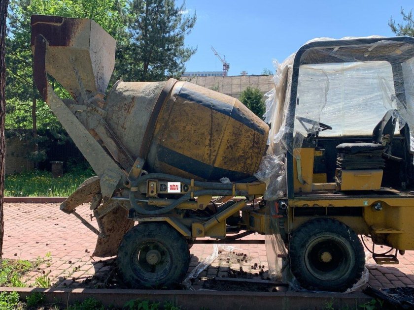 Самоходная бетономешалка с самозагрузкой