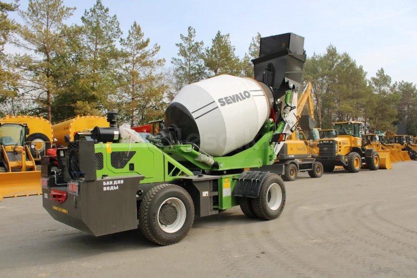 Самоходная бетономешалка с самозагрузкой